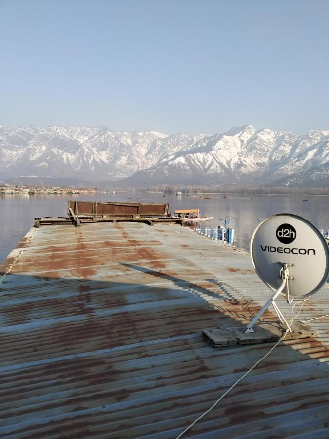 Houseboat Young Snow View Front Line Dal Lake Сринагар Экстерьер фото