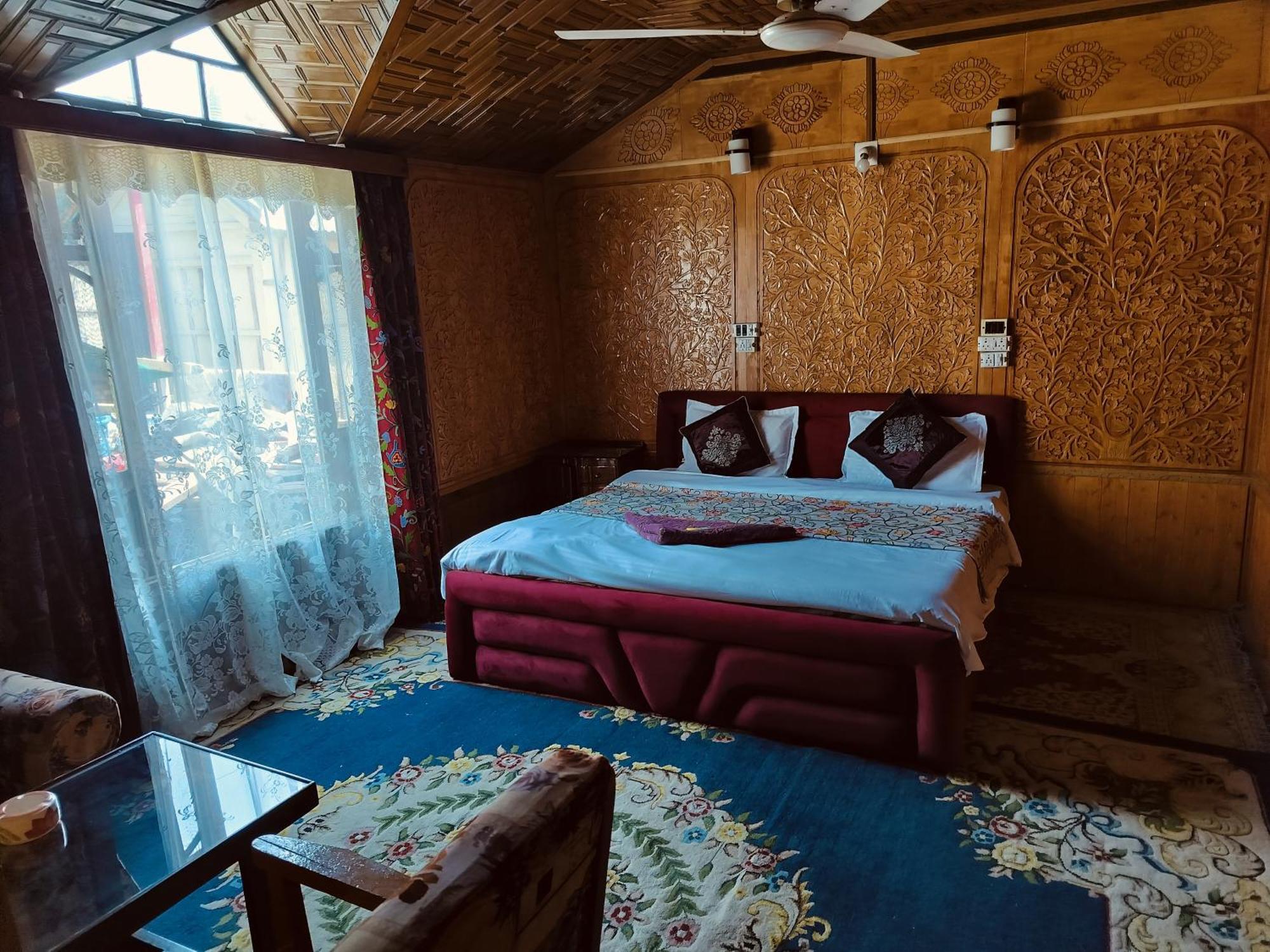 Houseboat Young Snow View Front Line Dal Lake Сринагар Номер фото