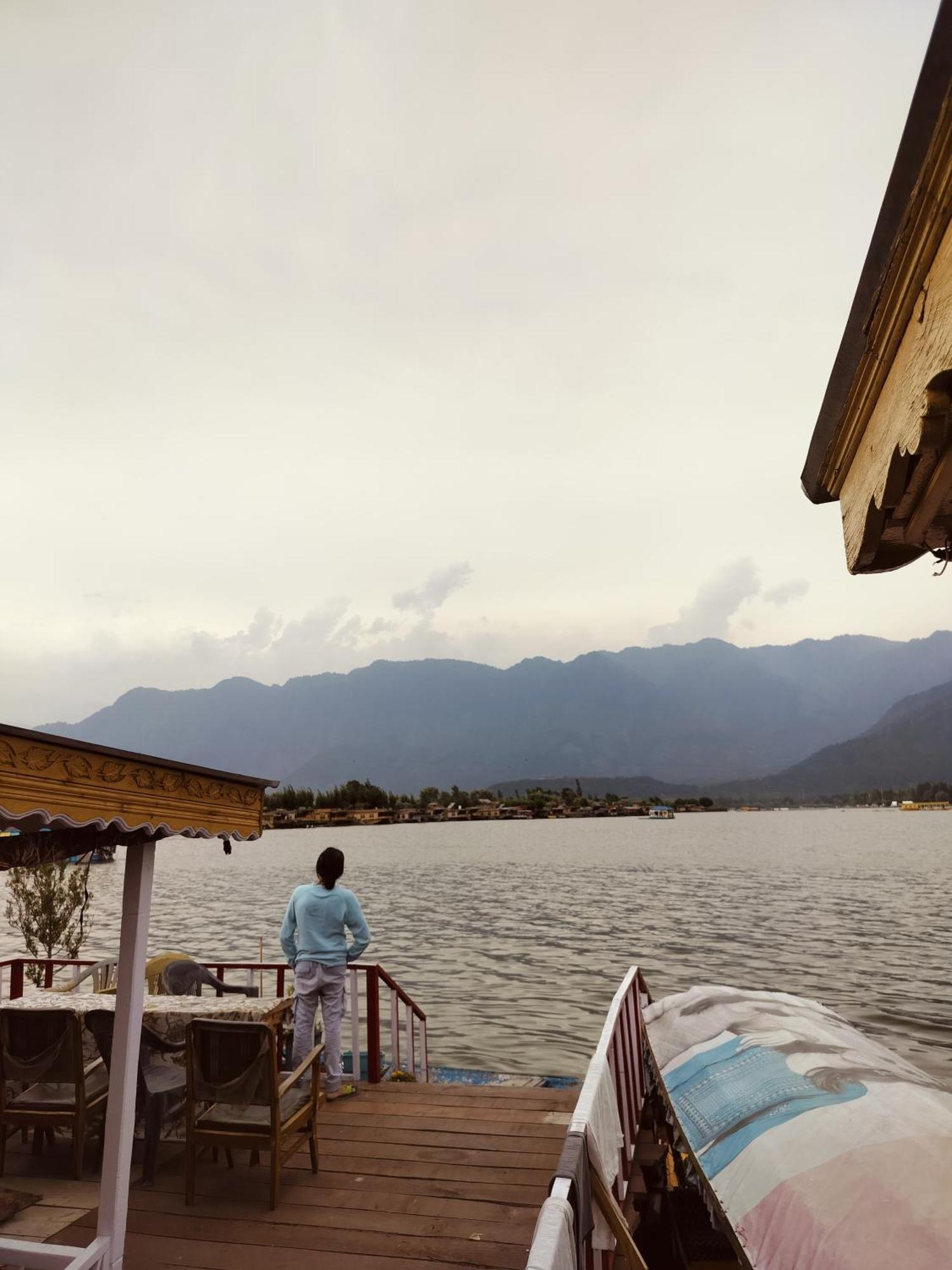 Houseboat Young Snow View Front Line Dal Lake Сринагар Экстерьер фото